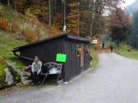Blick zur gratis Wasserabgabestelle am Ortsende von Angelbach