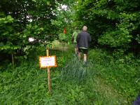 Blick auf die Wanderstrecke mit der Infotafel der Vorankündigung der K+L 