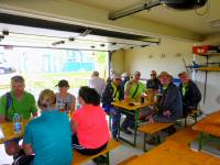 Wanderer bei der 2. K+L beim Haus Nr. 14 in der Streusiedlung Waldfeld 