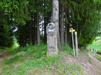  Blick zu einem alten Marterl an einer Wegkreuzung 
