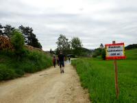 Blick auf die Wanderstrecke mit der Infotafel der Vorankündigung der K+L 