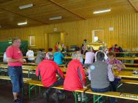 Wanderer in der Stockhalle im Ziel 