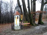 Blick zum Bildstock und zum Naturdenkmal "Sieben Eichen" am Ramaseck