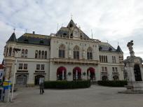  Blick zum historistischen Stil erbauten Rathaus 