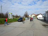  Wanderroute auf einer Nebenfahrbahn der B3 