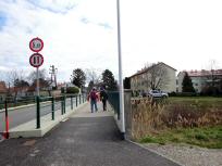 Blick auf die Wanderstrecke bei der Brcke ber den Donaugraben in Bisamberg