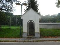  Blick zur Kapelle beim Friedhof an der L110 