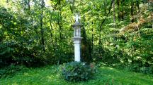 Blick zu einen Figurenbildstock in der Nähe von Sonndorf 