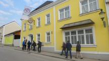  Blick zum Gasthaus Kirchenwirt - Start-/Zielraum 