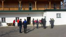 Wanderer im Meierhof des Schloss Senftenegg mit der 1. K+L