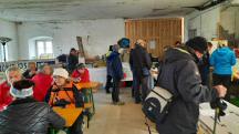  Wanderer im Meierhof bei der 1. K+L 