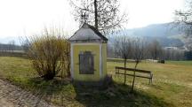 Blick zu einen Marterl bei einem Gehft am Haberg 