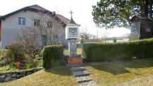 Blick zum Deinhofer Gedenkmarterl am Ortsanfang von Windischendorf