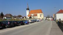 Blick ber die Hauptstrae zur Kath. Pfarrkirche zum Hl. Sixtus II (Xystus) in Ferschnitz 