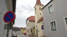 Blick zur Ortskapelle Hl. Dreifaltigkeit, in der Lindengasse, in Palt 