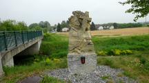 Blick zur Sandsteinstatue des Brckenheiligen Nepomuk 