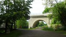 Blick auf die Wanderstrecke bei der Eisenbahnbrcke ber den Michelbach 