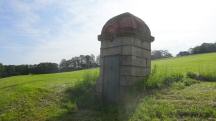 Blick zum Einsteigturm 90 zur 2. Wiener Hochquellenwasserleitung (Vorderseite) 