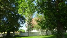 Blick zur Filialkirche St. Peter am Anger in Auerkasten, sie  ist den Hl. Aposteln Petrus und Paulus geweiht