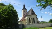 Blick zur Filialkirche St. Peter am Anger in Auerkasten, sie  ist den Hl. Aposteln Petrus und Paulus geweiht