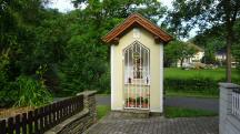  Blick zum "Christophorus Marterl" im Ort "Am Schu"  