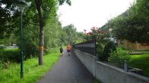Blick auf die Wanderstrecke im Ort "Am Schu"  entlang des Wehrbachs