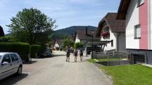  Blick auf die Wanderstrecke im Ort "Am Schu" 