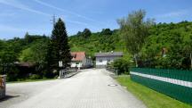  Blick auf die Wanderstrecke im Ort "Am Schu" 