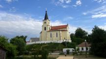 Blick zur  Kath. Filialkirche hll. Philipp und Jakob in Glaubendorf