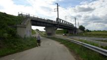 Blick auf die Wanderstrecke bei der Brcke der Franz-Josefs-Bahn ber die B4  