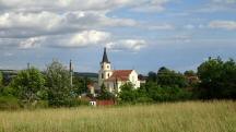 Blick zur  Kath. Filialkirche hll. Philipp und Jakob in Glaubendorf