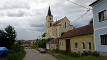 Wanderroute auf der Parkstrae mit Blick zur Kath. Filialkirche in Glaubendorf 