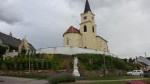 Blick zur  Kath. Filialkirche hll. Philipp und Jakob und mit der Figur hl. Florian in Glaubendorf