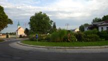 Blick zum groen Kreisverkehr im Hintergrund die Kriegergedenkkapelle 