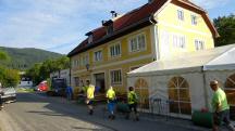  Blick zum FF-Haus Pisching (Start-/Zielgebude)  