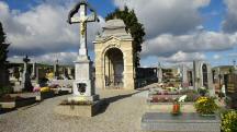Blick in den Friedhof Lengenfeld mit dem Mausoleum Schweitzer 