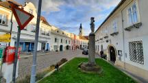 Blick in die Rathausstrae zum Pranger mit der Rolandsfigur 