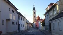 Blick ber die Wienerstrae zur Stadtpfarrkirche, sie ist dem heiligen Laurentius geweiht 