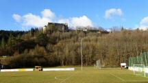 Blick ber den Sportplatz Weiten zur Burgruine Mollenburg 
