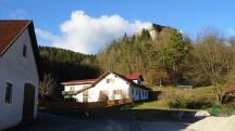Blick auf die Wanderstrecke und zur Burgruine Mollenburg 