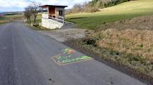 Blick auf die Wanderstrecke auf der Anhhe mit der Bodenmarkierung 