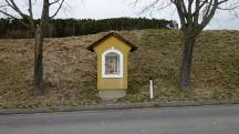 Blick zum Punzengruber Gedenkmarterl am Straenrand der L7222 