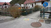Blick auf die Wanderstrecke bei der Brcke ber den Weitenbach
