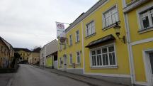 Blick zum Gasthaus Kirchenwirt = Start-/Zielraum 