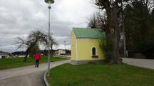  Blick zur Nepomukkapelle in Freidegg 