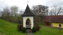 Blick zu einer kleinen Kapelle bei einem Gehft 