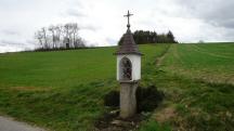 Blick zu einem schnen Marterl am Wegesrand 