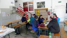 Wanderer bei der K+L im FF-Gebude Elsarn am Jauerling