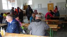 Wanderer bei der K+L im FF-Gebude Elsarn am Jauerling