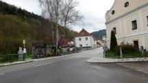 Blick zum Friedrich Wilhelm Raiffeisen Denkmal an der Ottenschlager Strae 